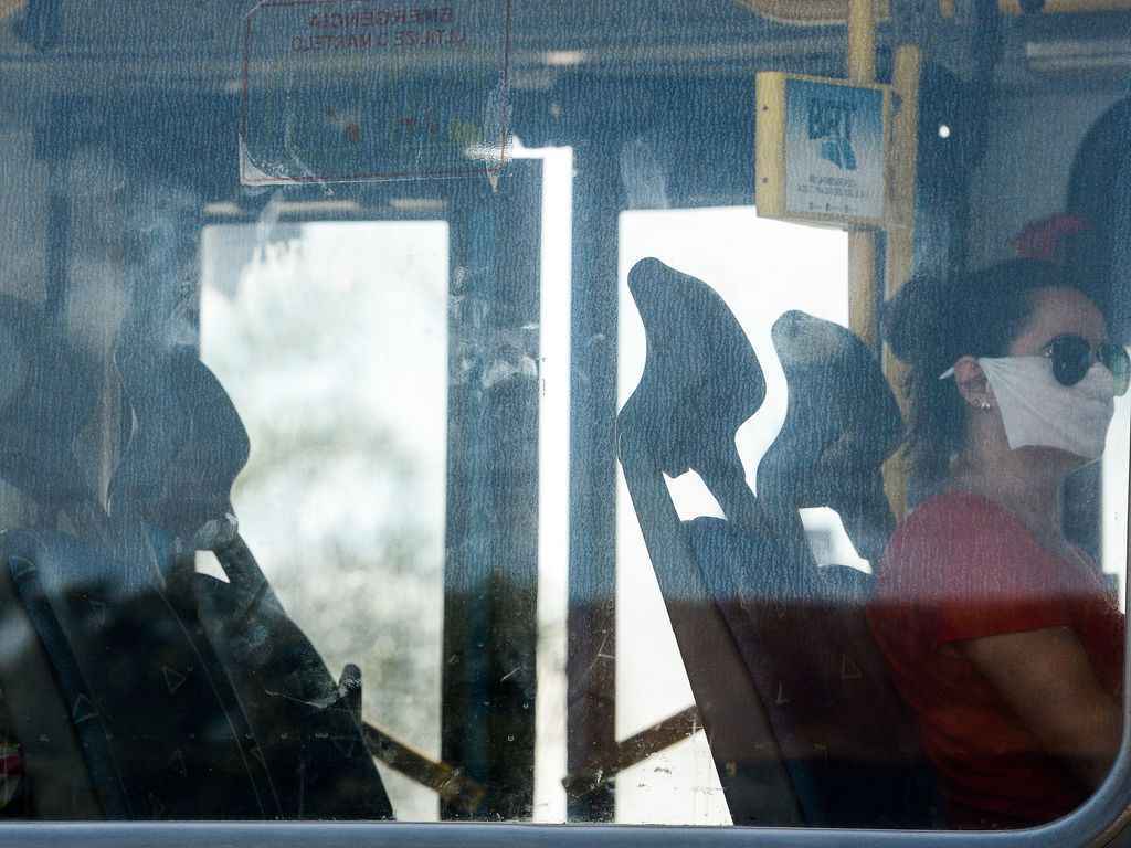 Mulher de mÃ¡scara em Ã´nibus