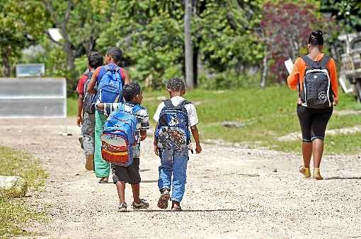 CrianÃ§as e adolescentes caminham rumo Ã  escola da comunidade quilombola Kalunga, em Engenho II, Cavalcante (GO)