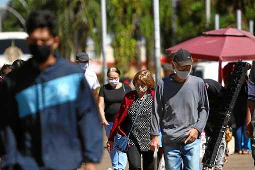 Uso de mÃ¡scaras estÃ¡ sendo fiscalizado nas Ã©reas pÃºblicas do DF e quem nÃ£o usar do item estÃ¡ sujeito Ã  de R$ 2 mil. ProteÃ§Ã£o Ã© fundamental para evitar a disseminaÃ§Ã£o do vÃ­rus