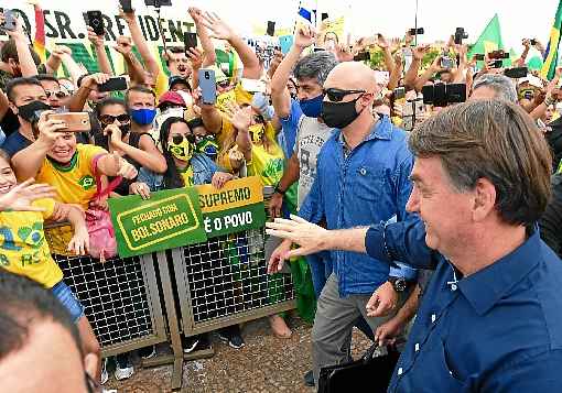 Sem mÃ¡scara, cujo uso Ã© obrigatÃ³rio em BrasÃ­lia, Bolsonaro participou de nova manifestaÃ§Ã£o em defesa do governo, na Esplanada