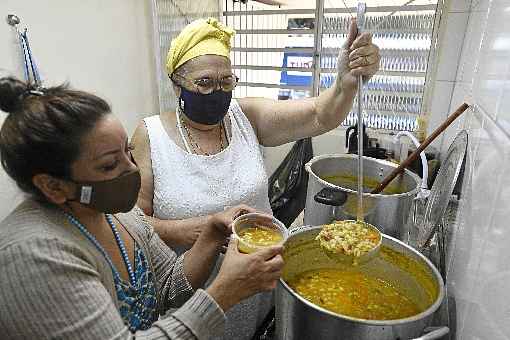 Presidente do Instituto Dona SalomÃ£o, Maia Toguchi e a amiga Ivonete Chouas distribuem sopa e agasalhos para pessoas em situaÃ§Ã£o de rua