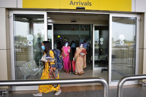 Os passageiros que usam protetores faciais e mÃ¡scaras de proteÃ§Ã£o chegam ao aeroporto de Prayagraj quando os vÃ´os domÃ©sticos foram retomados depois que o governo aliviou um bloqueio imposto como medida preventiva contra a propagaÃ§Ã£o do coronavÃ­rus covid-19, em Allahabad.