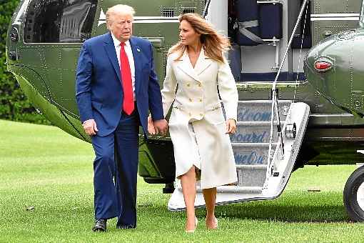 Trump e a mulher, Melania, desembarcam do helicÃ³ptero Marine One, apÃ³s visita a Fort McHenry (Baltimore)