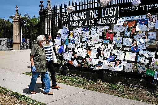 Pedestres conferem memorial Ã s vÃ­timas da pandemia em frente a cemitÃ©rio no Brooklyn