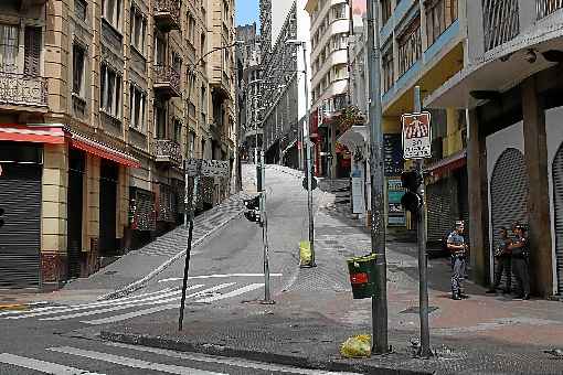 ComÃ©rcio fechado na rua 25 de MarÃ§o durante a quarentena da capital