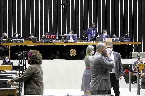 Deputados aprovaram a maioria das sugestÃµes do relator, mas derrubaram aumento da compensaÃ§Ã£o paga pelo governo com seguro desemprego