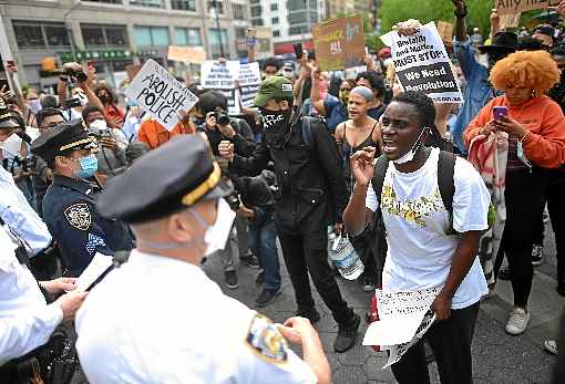 Protesto em Nova York: vÃ­deos desmentem versÃ£o dos agentes