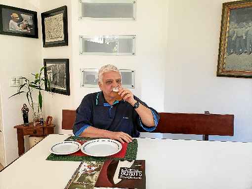 Cliente do Beirute, Fernando Fonseca criou um espaÃ§o em casa com a cara do restaurante, alÃ©m de escrever um livro com as memÃ³rias do local