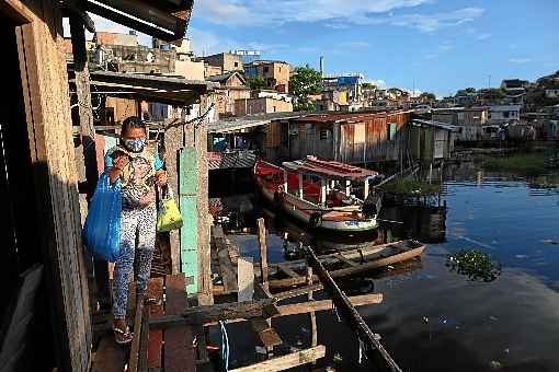 VoluntÃ¡ria distribui mÃ¡scaras em Manaus: Amazonas Ã© um dos estados onde a precariedade agrava a covid-19