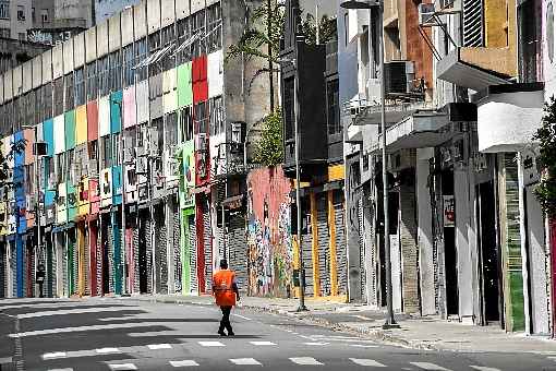 Paulistano caminha no centro da capital: prefeito Bruno Covas (PSDB) prorrogou a quarentena atÃ© 15 de junho