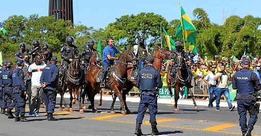 Bolsonaro passa pela manifestaÃ§Ã£o em frente ao PalÃ¡cio do Planalto e cumprimenta apoiadores: %u201CEstarei onde o povo estiver%u201D, escreveu no Twitter