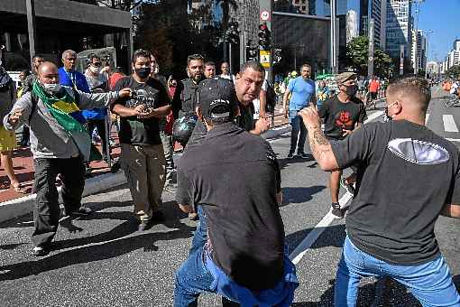 Manistantes trocam socos e pontapÃ©s na Avenida Paulista: governador JoÃ£o Doria (PSDB) disse que PolÃ­cia Militar procurou conter %u201Cos dois lados%u201D