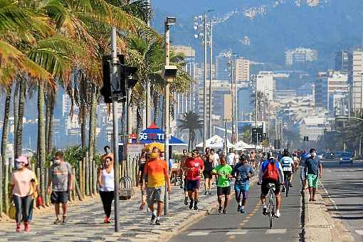 Cariocas passearam ontem em Ipanema como se nada houvesse: governo estadual vai prorrogar prevenÃ§Ã£o