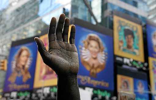 MÃ£o erguida para o alto, em Times Square, Nova York: sinal de resistÃªncia