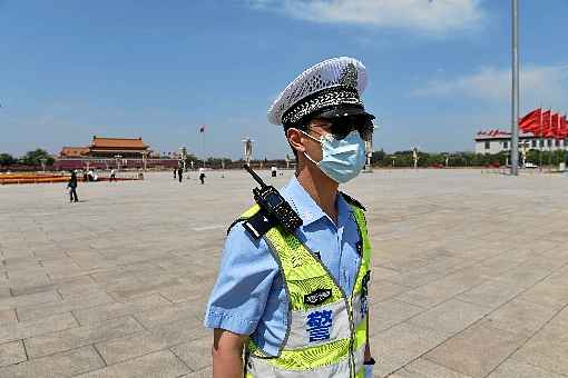 Policial chinÃªs na praÃ§a, em Pequim: pandemia Ã© justificativa