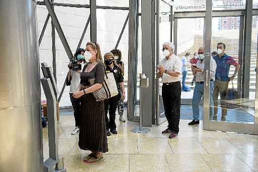 Visitantes em fila na entrada do Museu Guggenheim, em Bilbao: distanciamento social