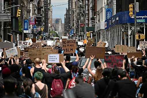 Protestos em Nova York, horas antes do inÃ­cio do toque de recolher, prorrogado atÃ© domingo: ameaÃ§as de Trump nÃ£o intimidaram os manifestantes