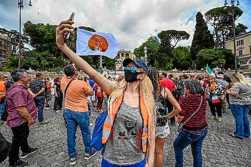 Jovem faz uma selfie ao fim da marcha que reuniu mil pessoas, contrariando as medidas de combate Ã  covid