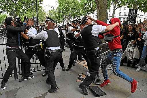 Policiais e manifestantes entram em confronto, no centro de Londres