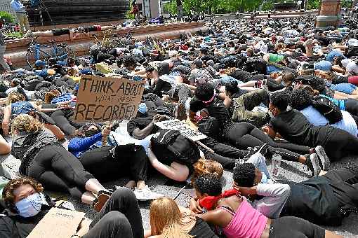 Manifestantes se deitam no chÃ£o e simulam a morte de George  Floyd, em ato prÃ³ximo ao CapitÃ³lio, em Washington