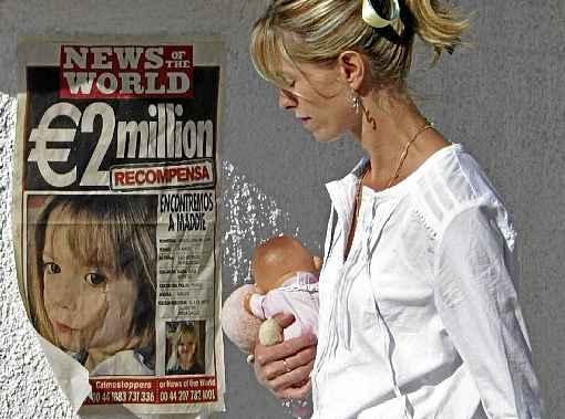 Kate McCann passa por um cartaz com a foto da filha, dias depois do rapto: telefonemas e veÃ­culos do suspeito