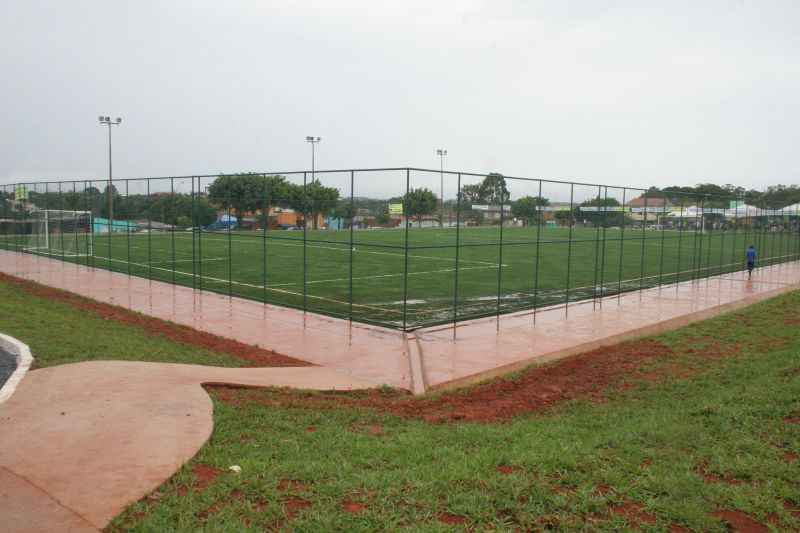 Campos de futebol sintÃ©tico serÃ£o soldados em CeilÃ¢ndia