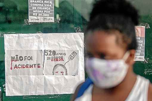 ManifestaÃ§Ã£o em Recife foi em frente ao condomÃ­nio em que Miguel caiu