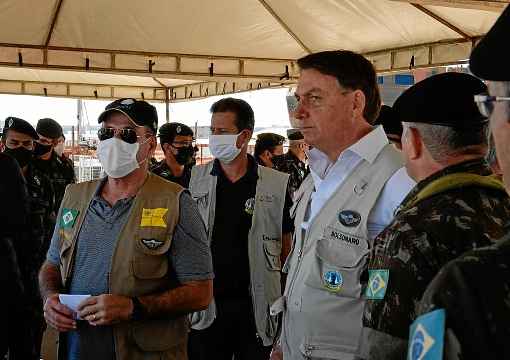 Sem mÃ¡scara, presidente visita o Comando de Artilharia do ExÃ©rcito em Formosa e se aproxima de aglomeraÃ§Ã£o para fazer fotos em blitz da PRF