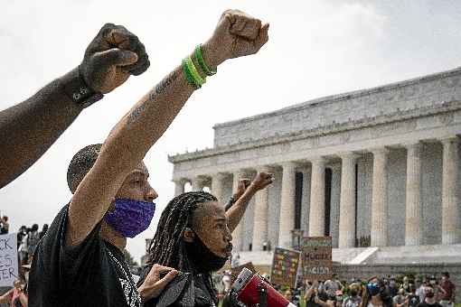 Punhos cerrados, manifestantes passam em frente ao Lincoln Memorial, em Washington: mobilizaÃ§Ã£o recorde