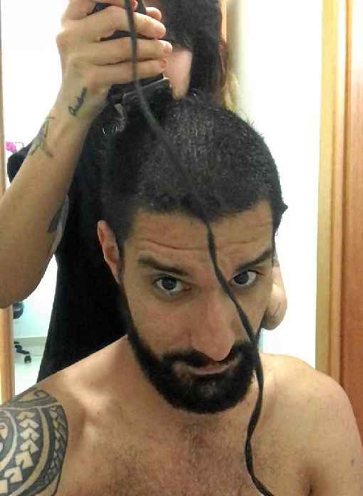 NathÃ¡lia e Yuri: momento divertido com o corte do cabelo