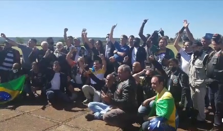 Sem mÃ¡scara, Bolsonaro cumprimentou e tirou uma foto com um grupo de motociclistas na porta do PalÃ¡cio da Alvorada