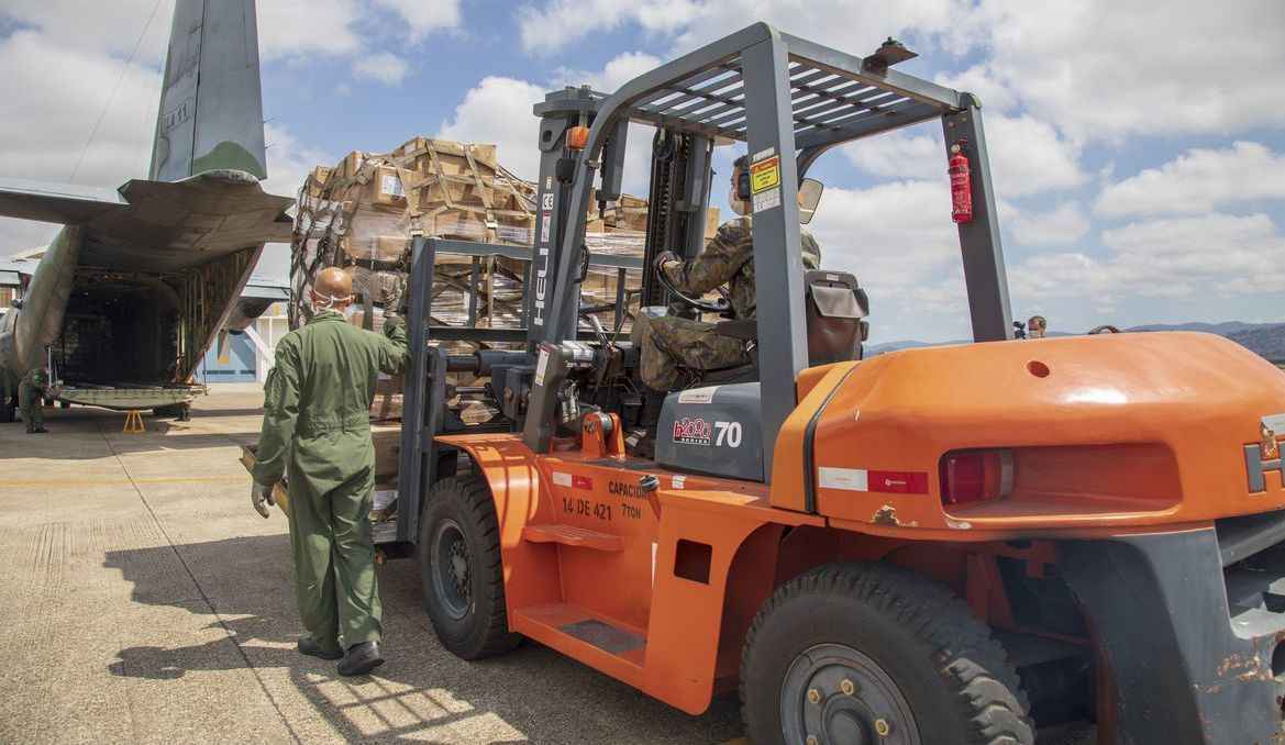 Aeronave C-130 entrega 13 toneladas de material