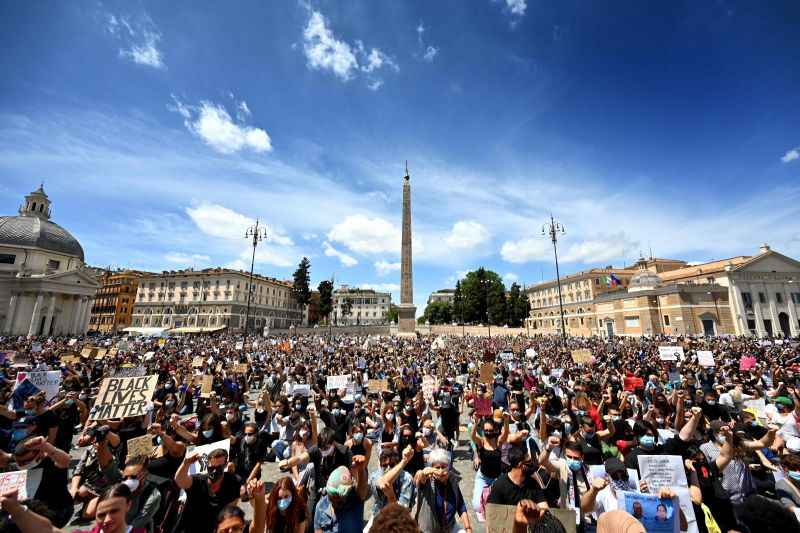 Na Piazza del Popolo, em Roma, manifestantes ficam ajoelhados por quase nove minutos, tempo que George Floyd foi imobilizado por policial atÃ© a morte