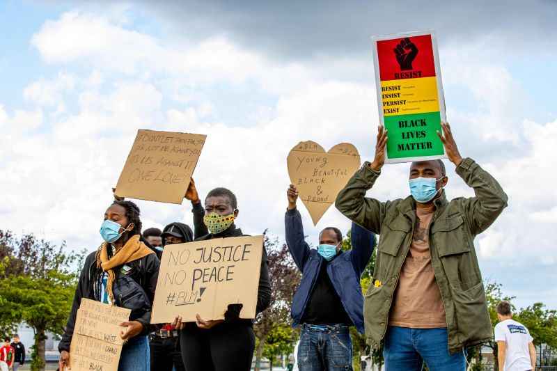 Em Maastricht, no sul da Holanda, cartazes pedem justiÃ§a e paz