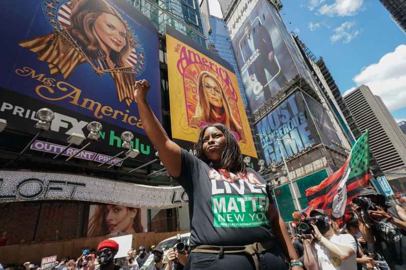 Chivona Newsome, cofundadora do movimento Black Live Matters, na Times Square: fim do toque de recolher