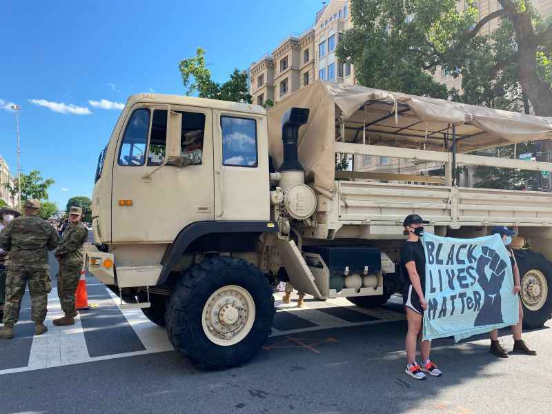 Protesto em frente a caminhÃ£o da Guarda Nacional, em Washington