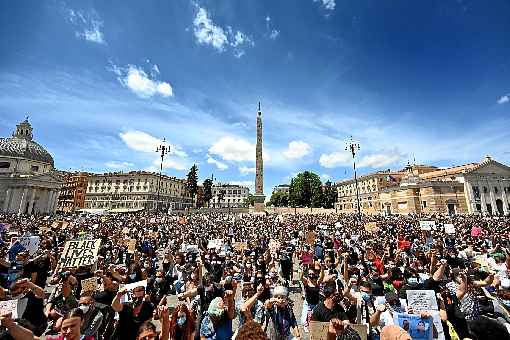 Na Piazza del Popolo, em Roma, manifestantes ficam ajoelhados por quase nove minutos, tempo que George Floyd foi imobilizado por policial atÃ© a morte