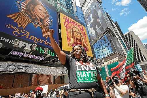 Chivona Newsome, cofundadora do movimento Black Live Matters, na Times Square: fim do toque de recolher