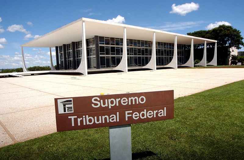 ''NÃ£o Ã© normal que um grupo de apoiadores do governo vÃ¡ para a frente do Supremo Tribunal Federal, num ato que nÃ£o apenas lembrou os racistas da Ku Klux Klan, mas, sobretudo, os desfiles noturnos dos nazistas''