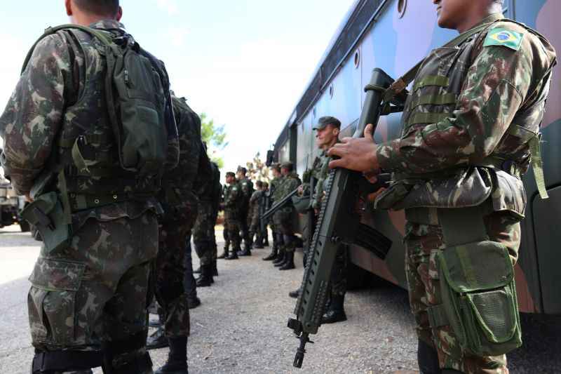 Carretas com querosene escoltadas pelo ExÃ©rcito desde Betim (MG), chegam ao Aeroporto Internacional de BrasÃ­lia para abastecimento de aeronaves.