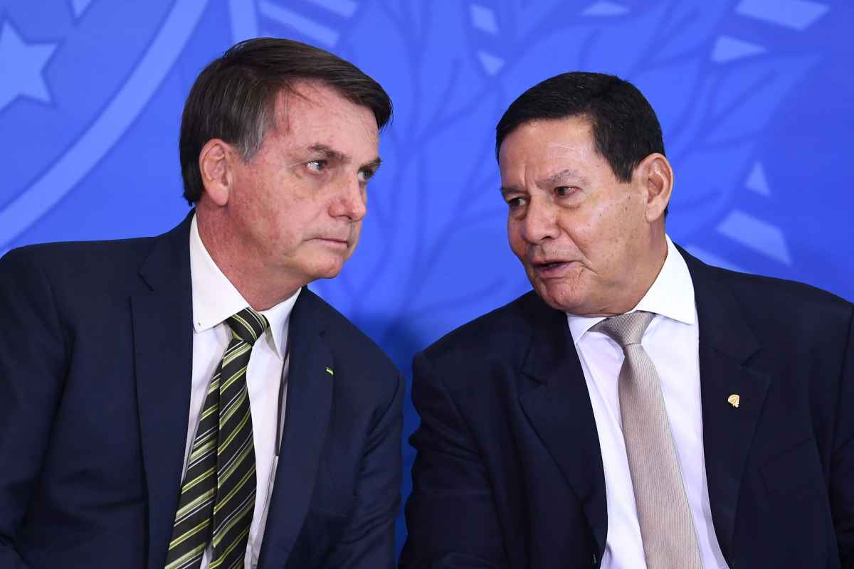 Presidente brasileiro Jair Bolsonaro (E) e seu vice-presidente Hamilton MourÃ£o