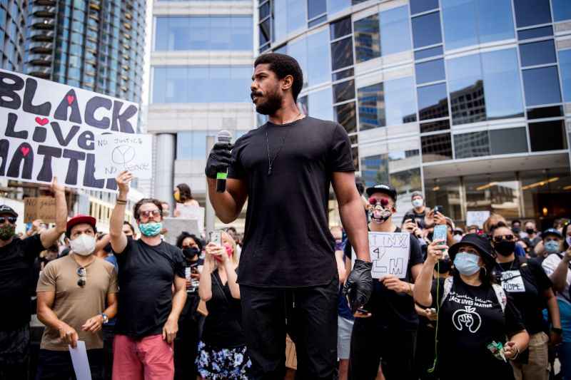 Michael B. Jordan em protesto