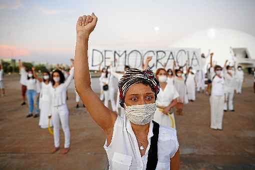 Grupo de artistas fez um ato no Complexo Cultural de BrasÃ­lia: protesto em memÃ³ria Ã s vÃ­timas da covid-19