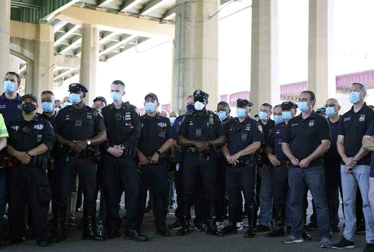 Vincent D'Andraia se tornarÃ¡ o primeiro agente policial de Nova York a enfrentar acusaÃ§Ãµes criminais apÃ³s os protestos da semana passada em que as forÃ§as policiais foram acusadas de exceder o uso da forÃ§a sobre os manifestantes, que em sua maioria se expressavam pacificamente