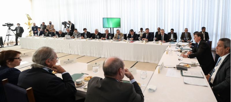 Com transmissÃ£o ao vivo, o encontro nÃ£o teve palavrÃµes nem ataques a instituiÃ§Ãµes. Somente alguns ministros puderam discursar