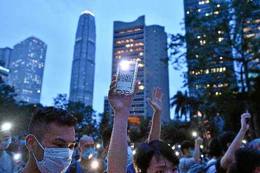 Manifestantes prÃ³-democracia marcham em bairro central de Hong Kong: cobranÃ§a pela democracia