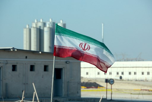 Esta foto de arquivo tirada em 10 de novembro de 2019 mostra uma bandeira iraniana na usina nuclear de Bushehr, durante uma cerimÃ´nia oficial para iniciar as obras de um segundo reator na instalaÃ§Ã£o.