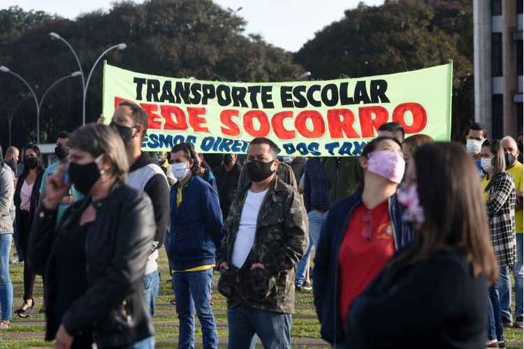 ManifestaÃ§Ã£o de donos de transporte escolar, na praÃ§a do Buriti, pediu por auxÃ­lio emergencial