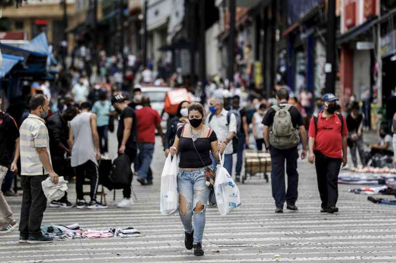 ComÃ©rcio da Rua 25 de MarÃ§o, no centro de SÃ£o Paulo, voltou a funcionar ontem