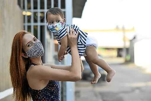 A estudante Fernanda mora em Samambaia e teme que ela o filho de 9 meses sejam infectados pela covid-19: prevenÃ§Ã£o e cuidado